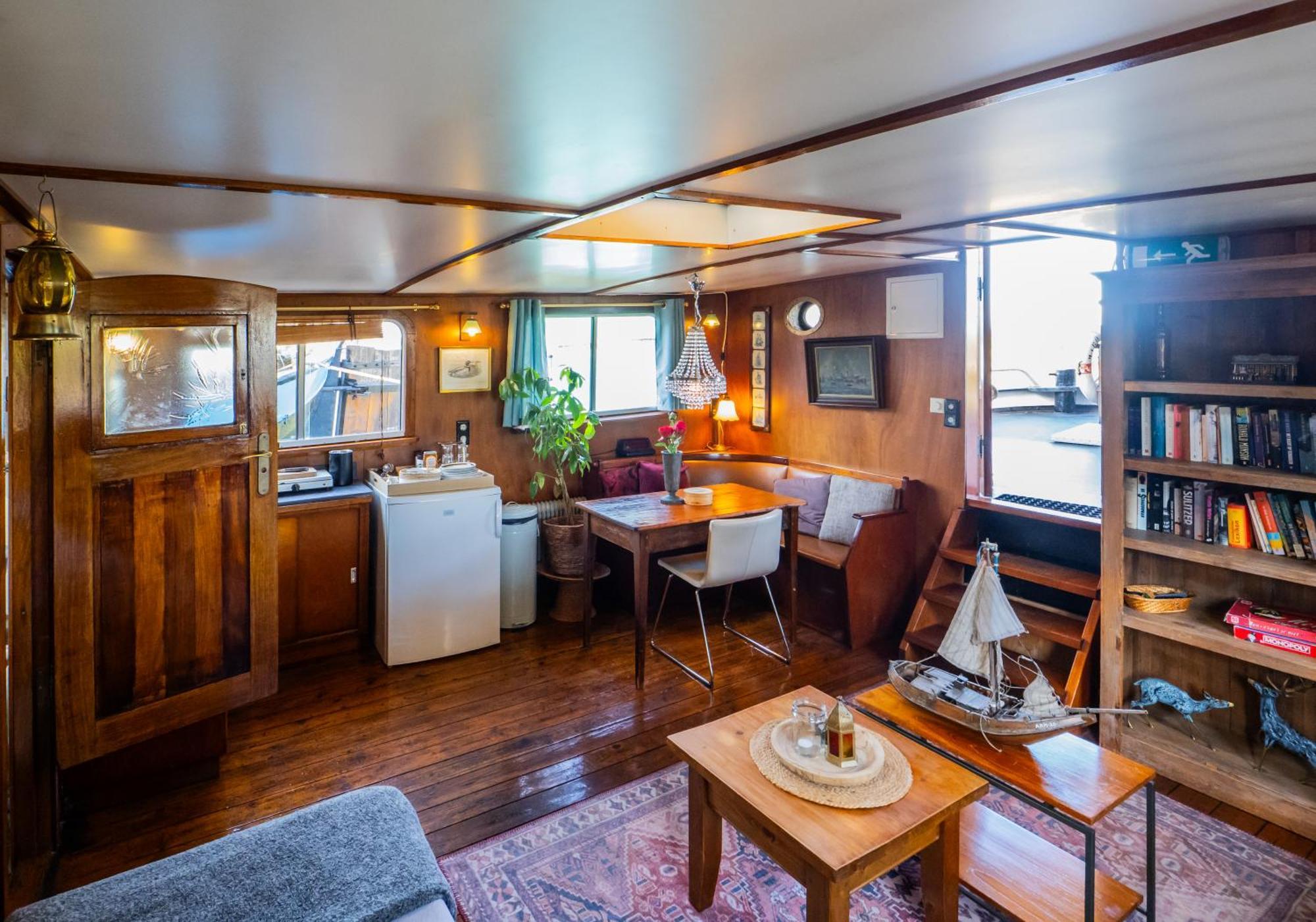 Boat 'Opoe Sientje' Bed and Breakfast Nijmegen Exteriör bild