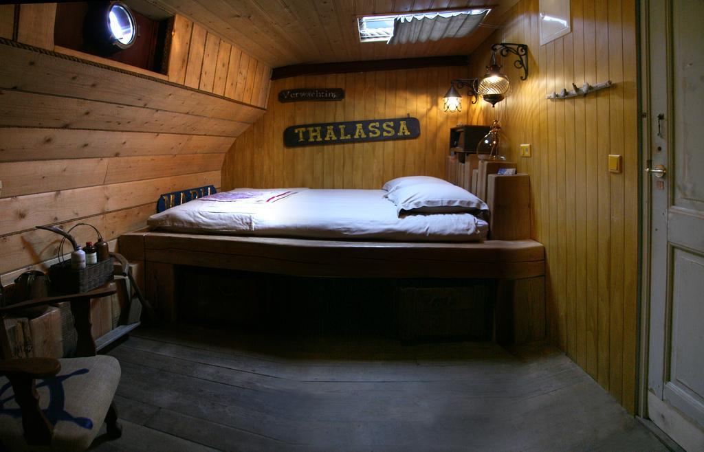Boat 'Opoe Sientje' Bed and Breakfast Nijmegen Rum bild