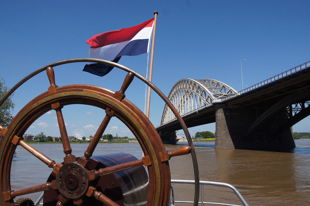 Boat 'Opoe Sientje' Bed and Breakfast Nijmegen Exteriör bild